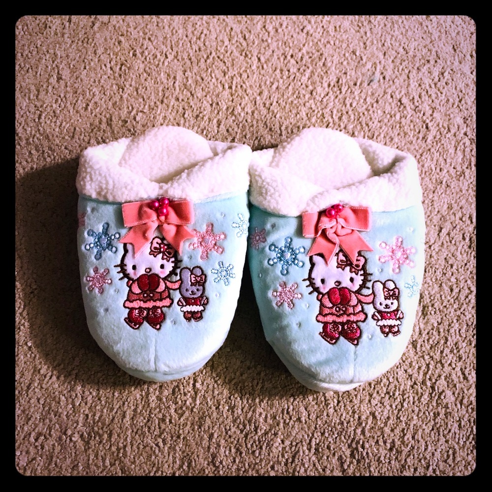 NWOT HELLO KITTY LIGHT BLUE FUZZY SLIPPERS